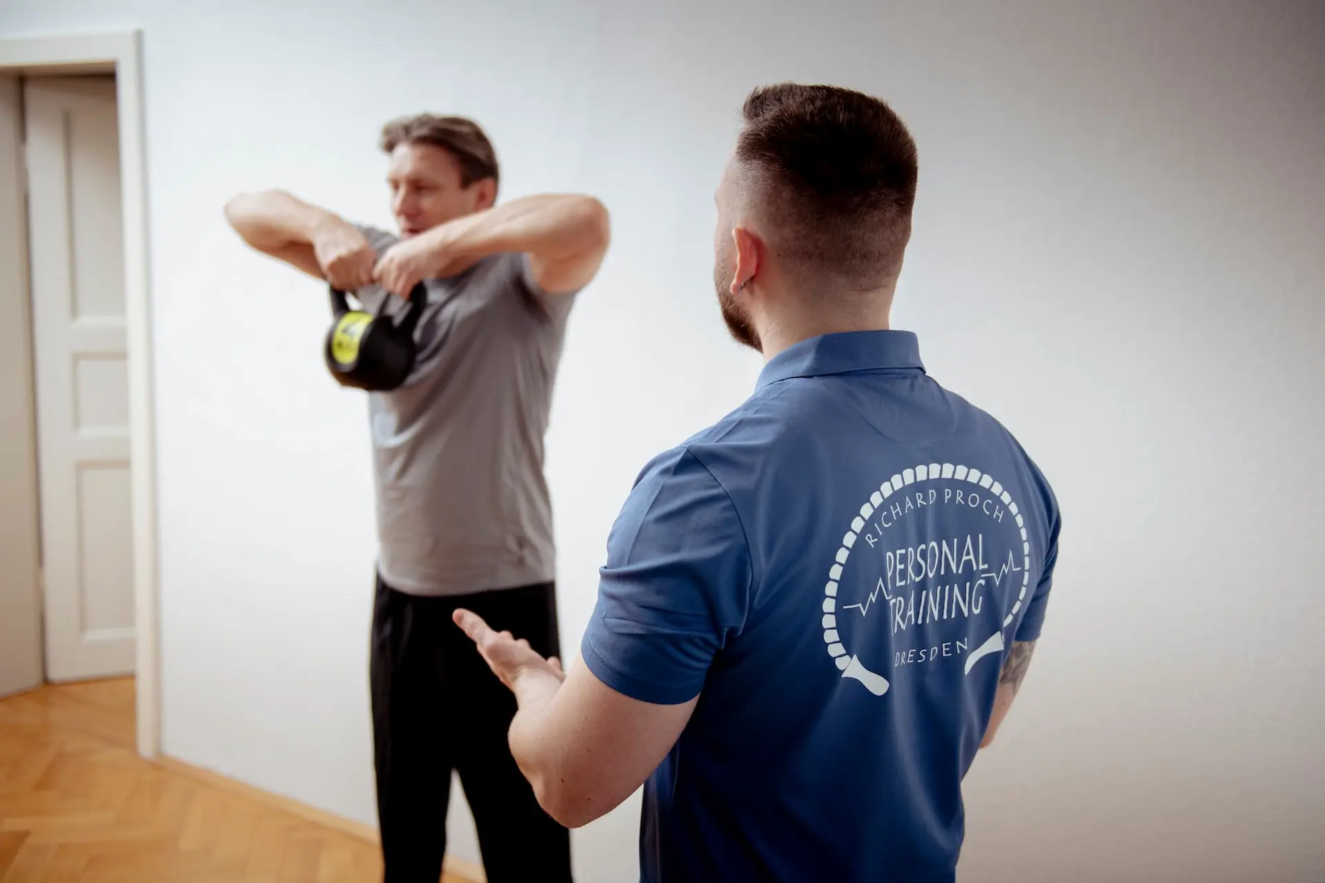 personal trainer richard proch betreut kunden mit rückenschmerzen